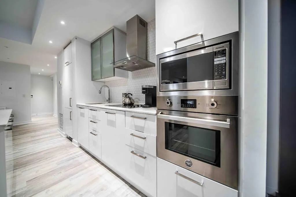 Signature View Of Cn Tower In Lux Toronto Condo Apartament